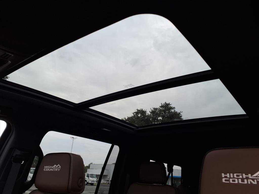 New 2026 Chevrolet Suburban High Country image 9