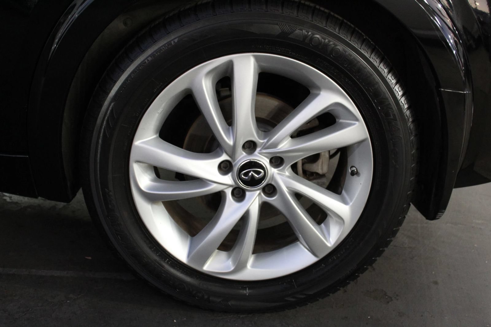 Used 2017 INFINITI QX30 Premium FWD image 38