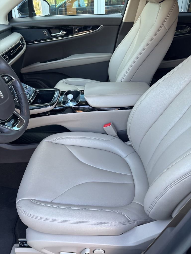 Used 2023 Lincoln Nautilus Standard w/ Premium Package image 3