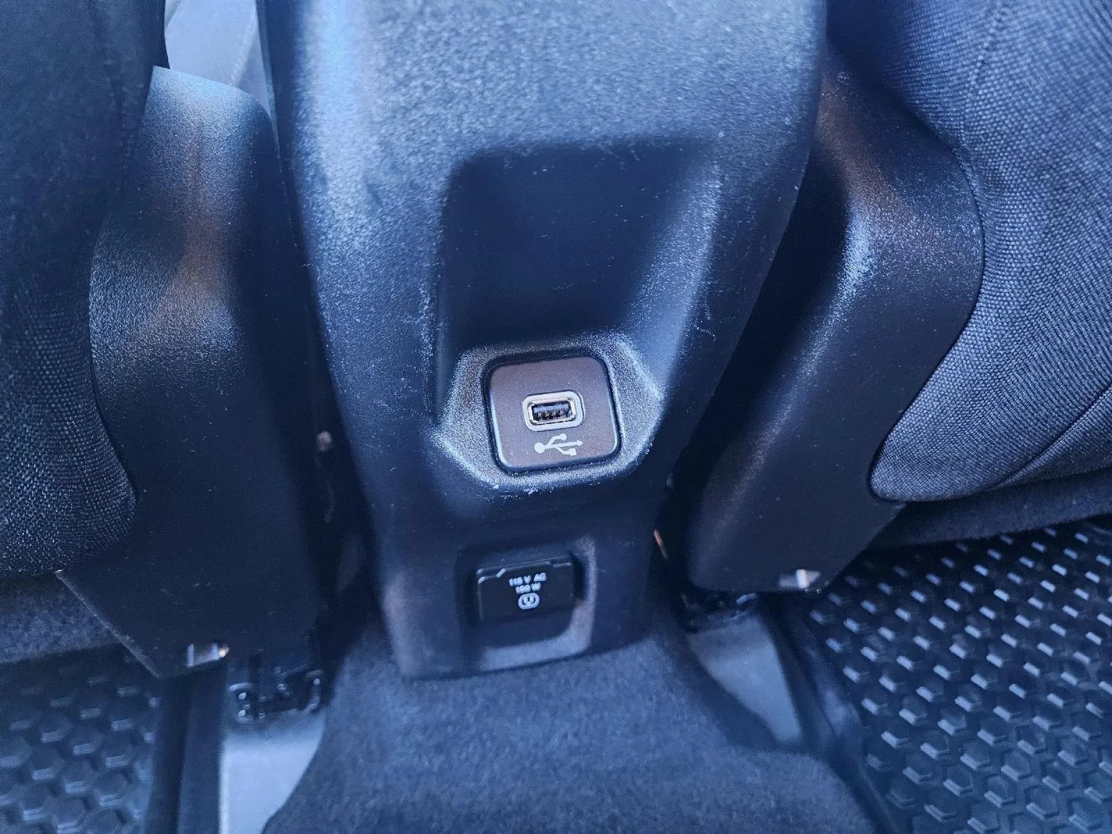 Used 2018 Jeep Renegade Latitude w/ Cold Weather Group FWD image 16