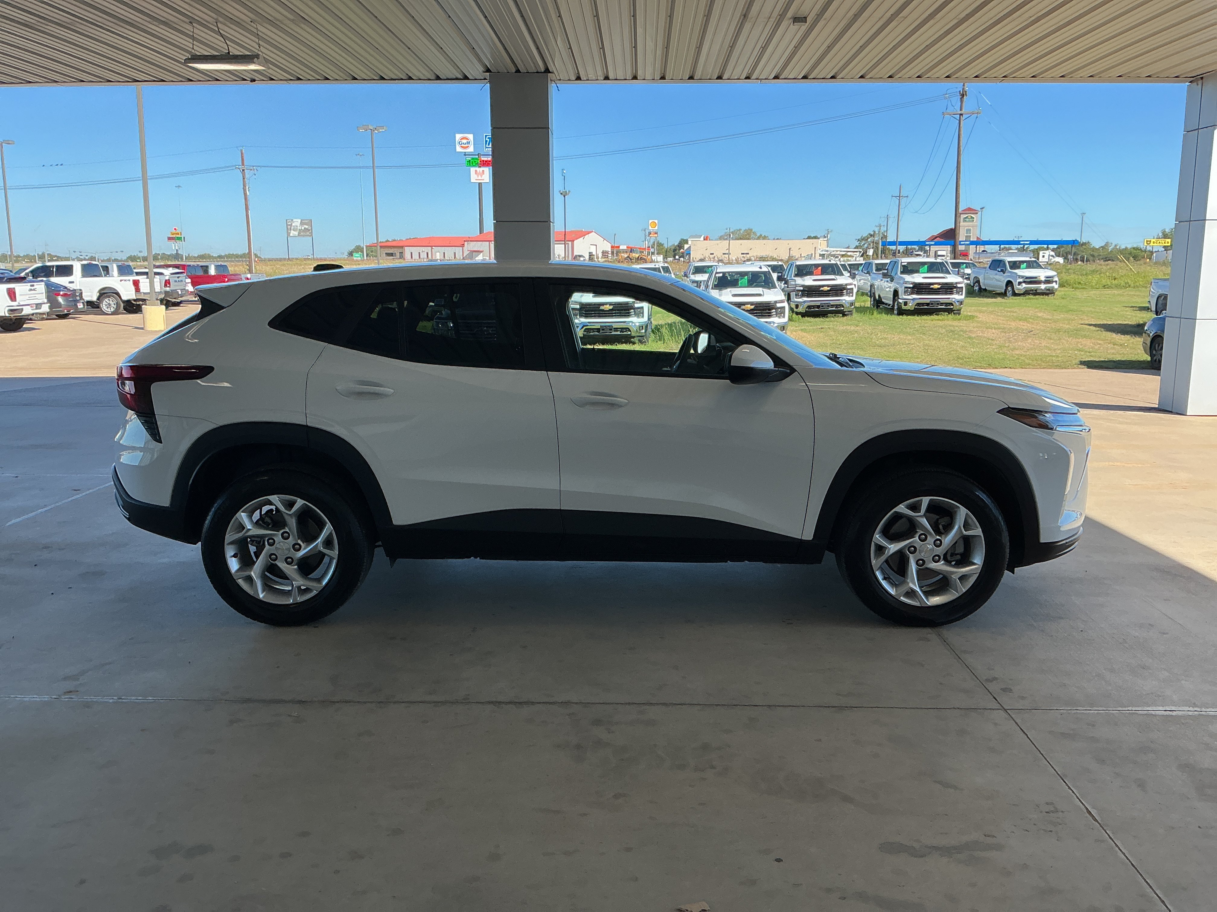 Used 2025 Chevrolet Trax LS w/ LS Convenience Package FWD image 3