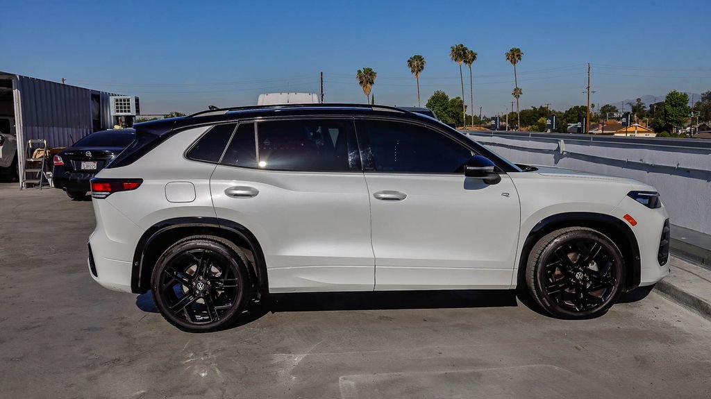 Used 2025 Volkswagen Tiguan SE R-Line image 12