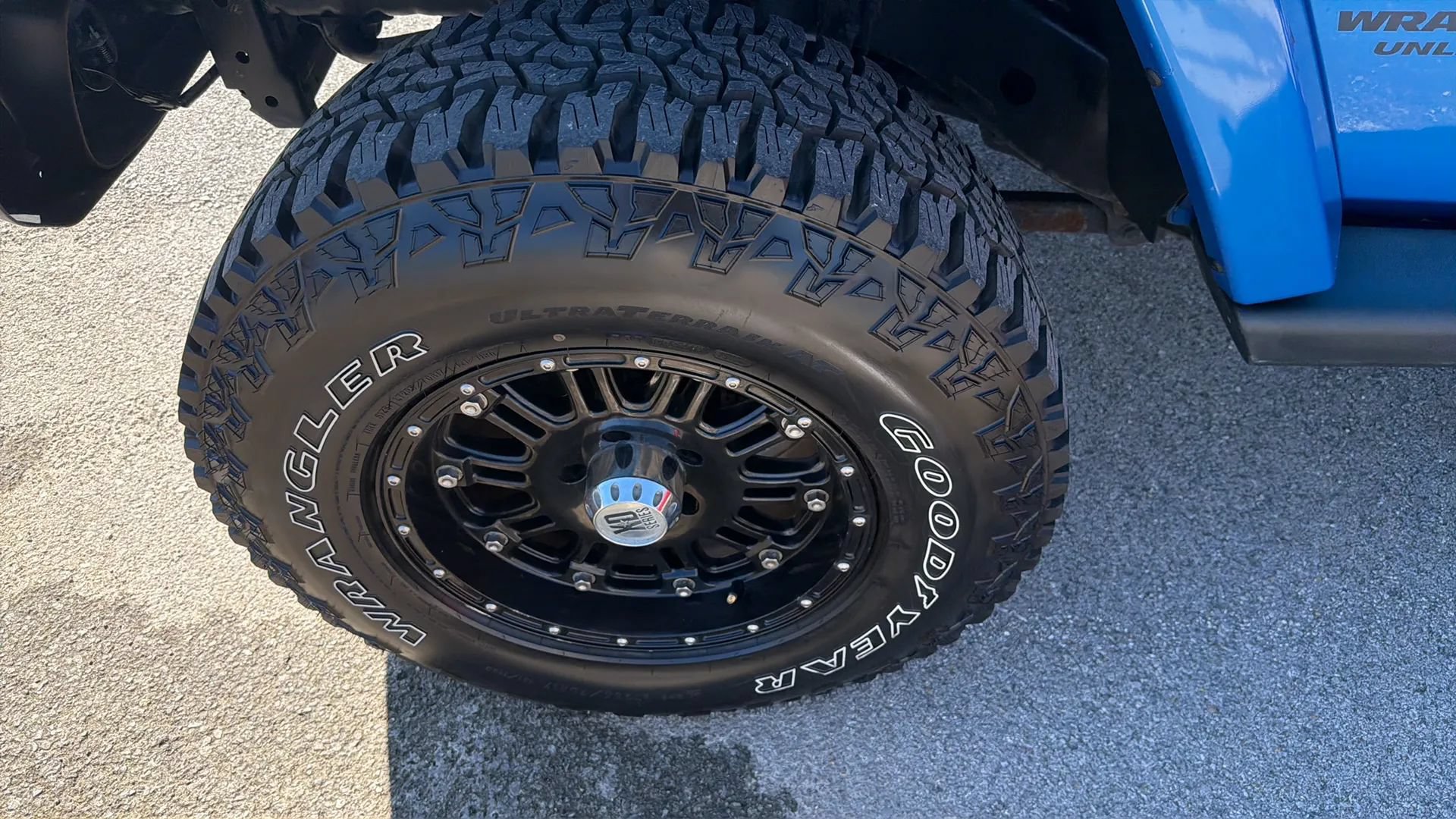 Used 2014 Jeep Wrangler Unlimited Sahara w/ Dual Top Group AWD/4WD image 38