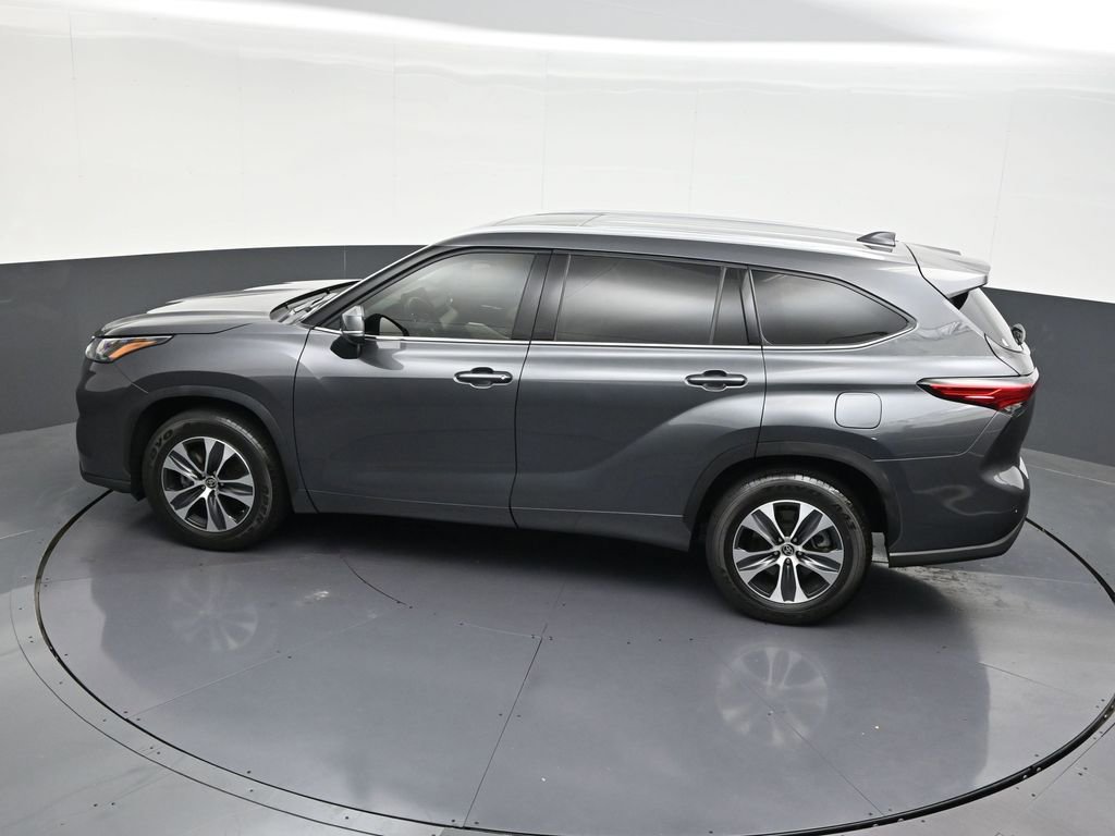 Used 2022 Toyota Highlander XLE FWD image 17