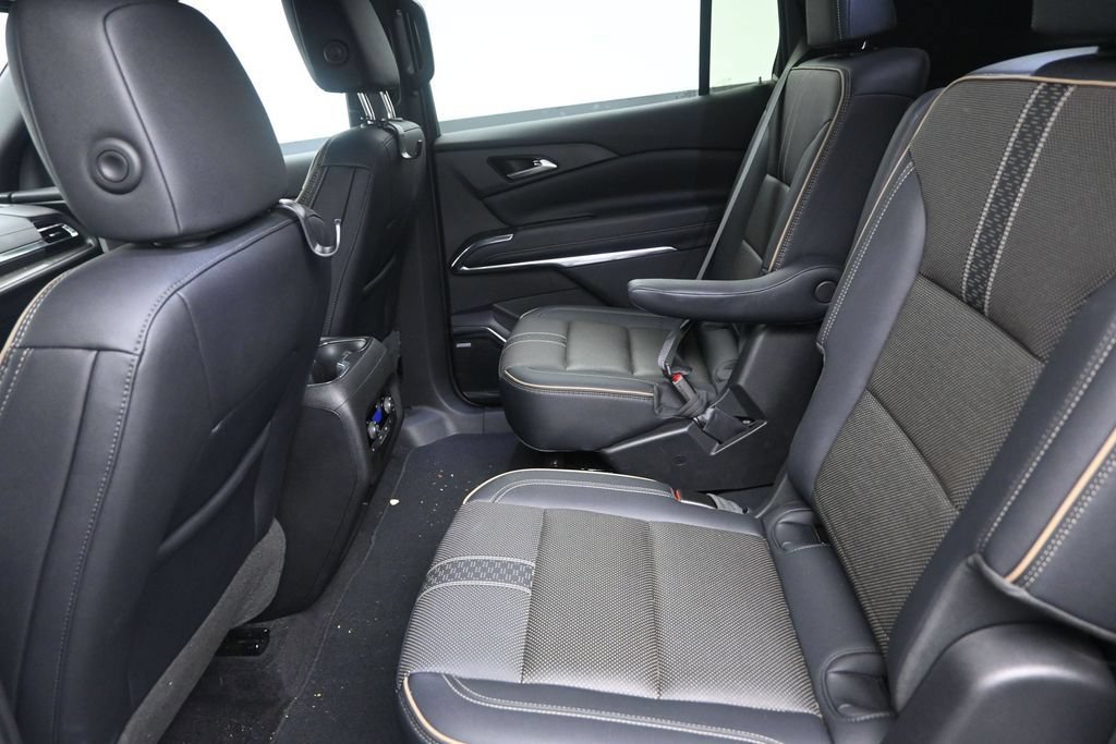 Used 2025 Chevrolet Traverse High Country FWD image 15