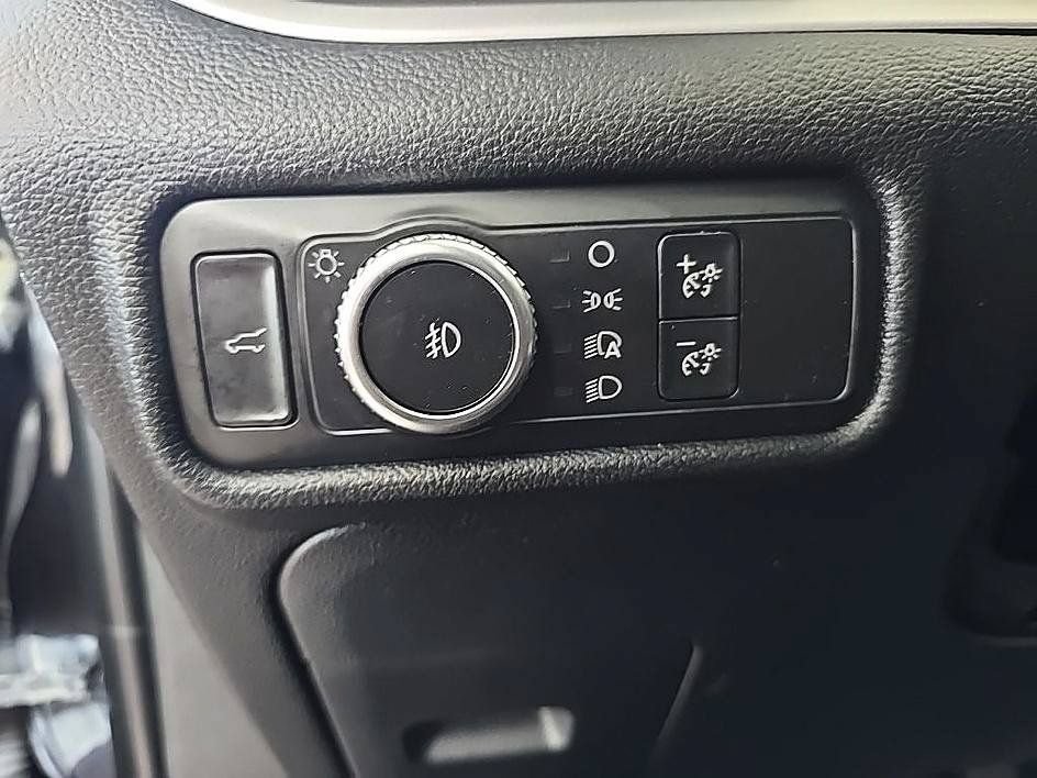 Used 2020 Ford Explorer XLT w/ Equipment Group 202A AWD/4WD image 14