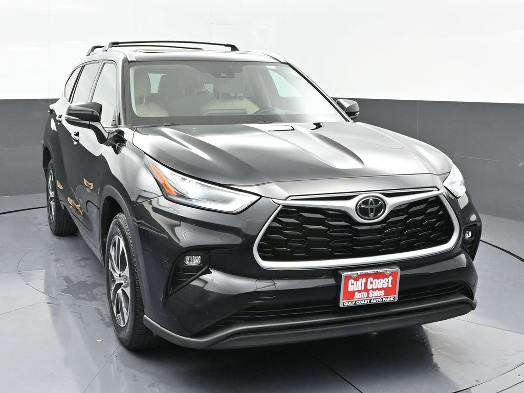 Certified 2021 Toyota Highlander XLE image 3