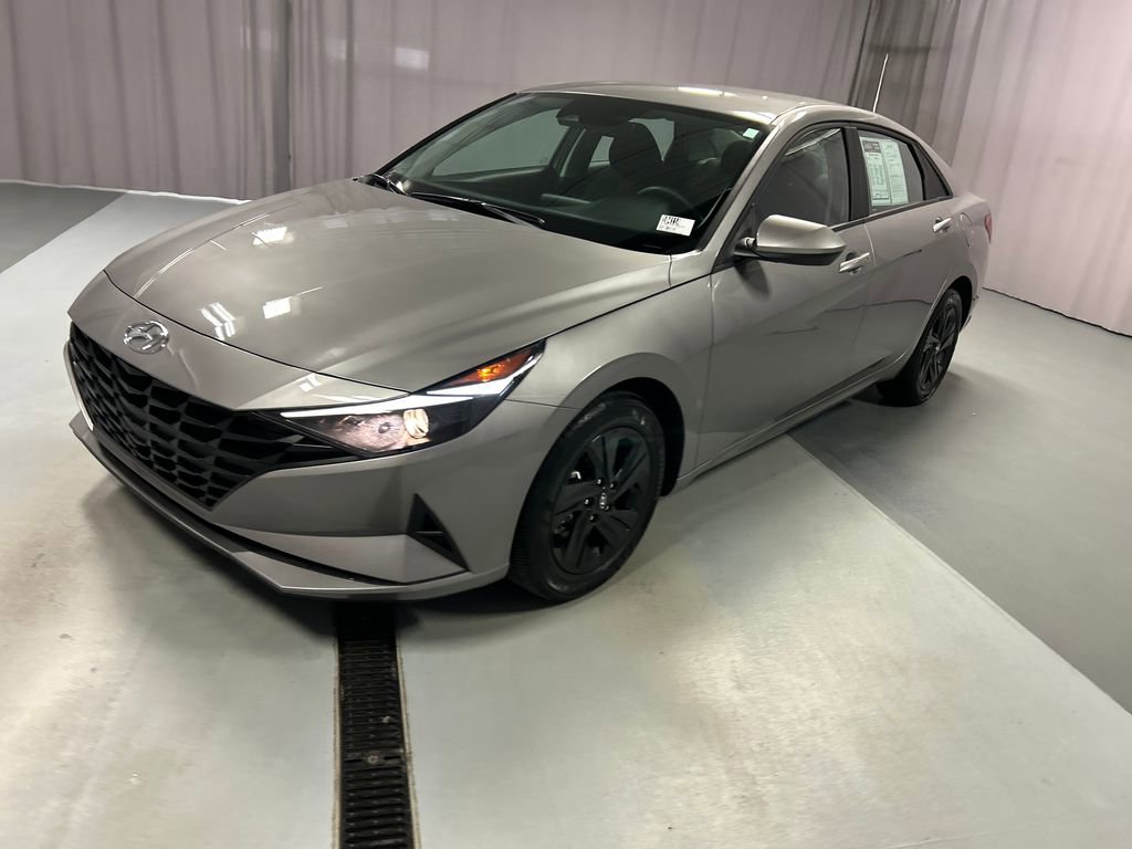 Used 2023 Hyundai Elantra SEL w/ Cargo Package image 3
