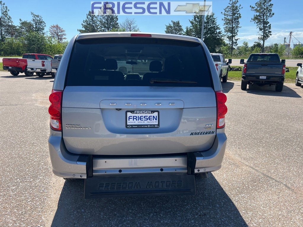 Used 2016 Dodge Grand Caravan SXT w/ Rear Park Assist Package image 5