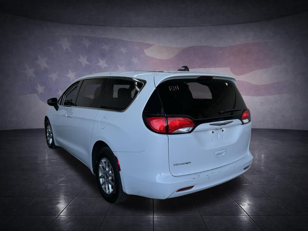 Used 2022 Chrysler Voyager LX image 3