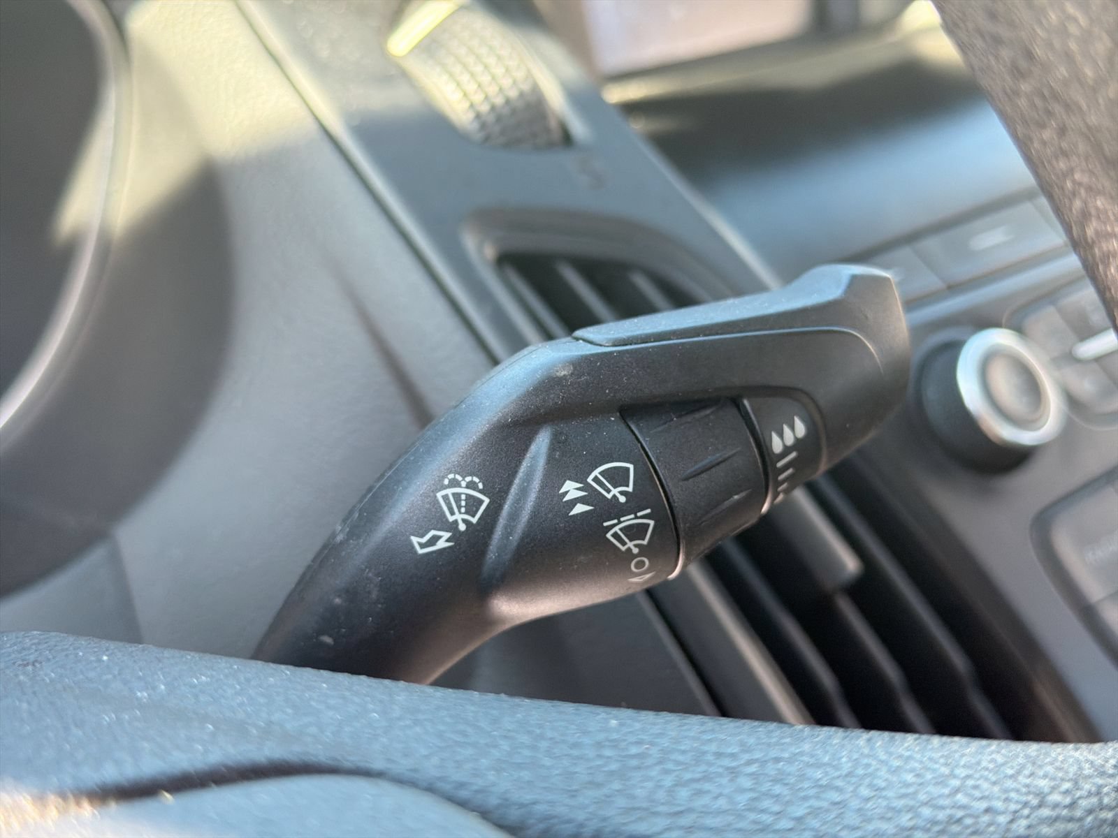 Used 2018 Ford Focus SE FWD image 28