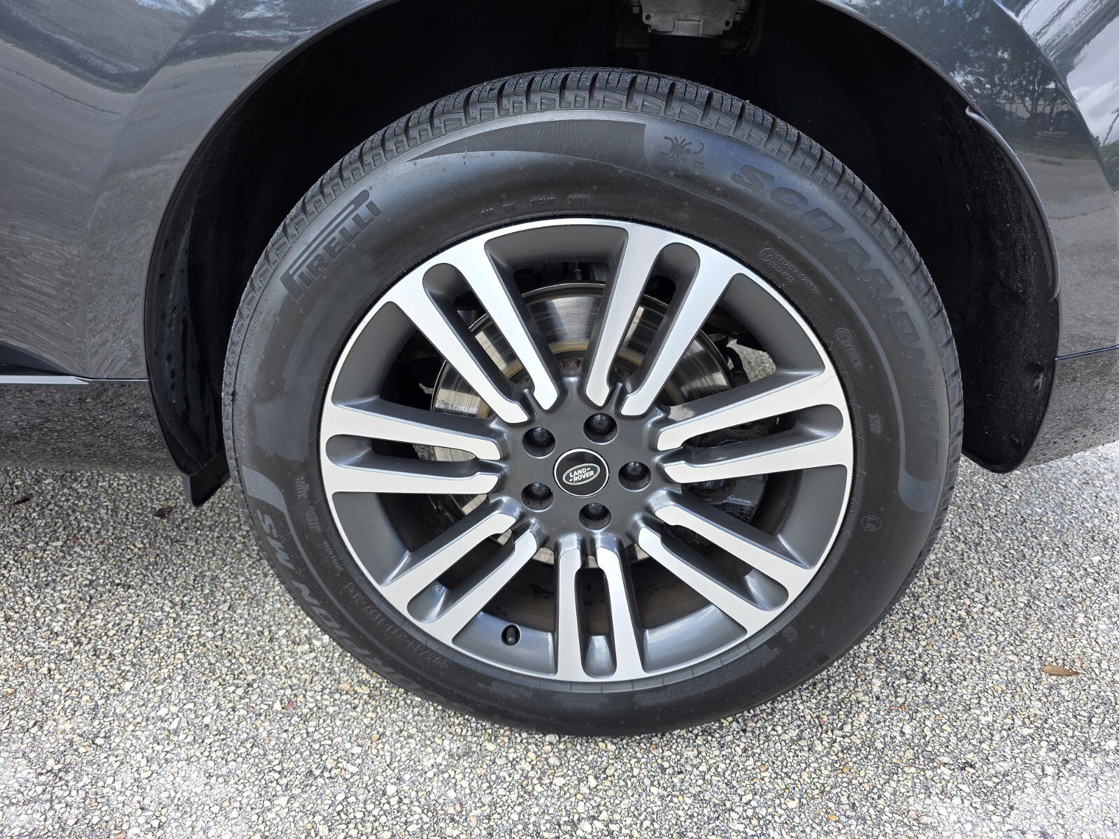 Certified 2025 Land Rover Range Rover SE image 9