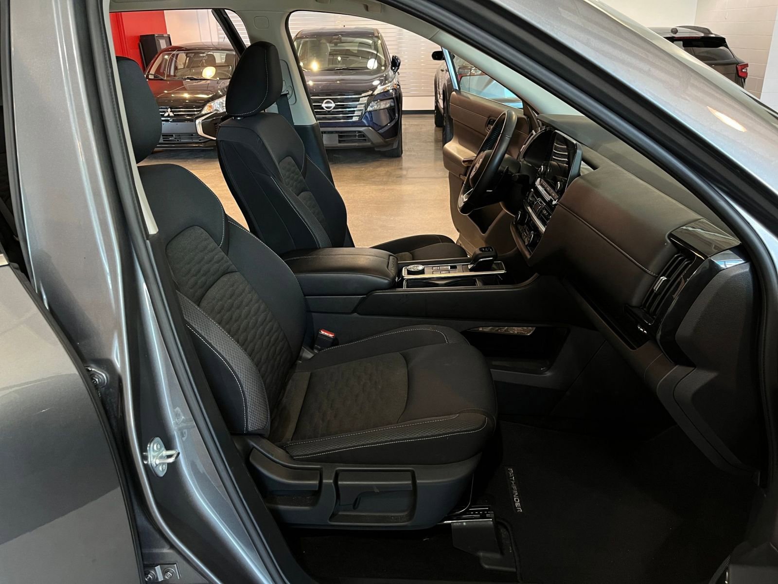 Used 2025 Nissan Pathfinder SV AWD/4WD image 38