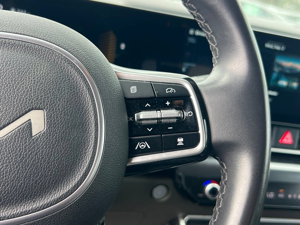 Used 2025 Kia Carnival FWD image 22