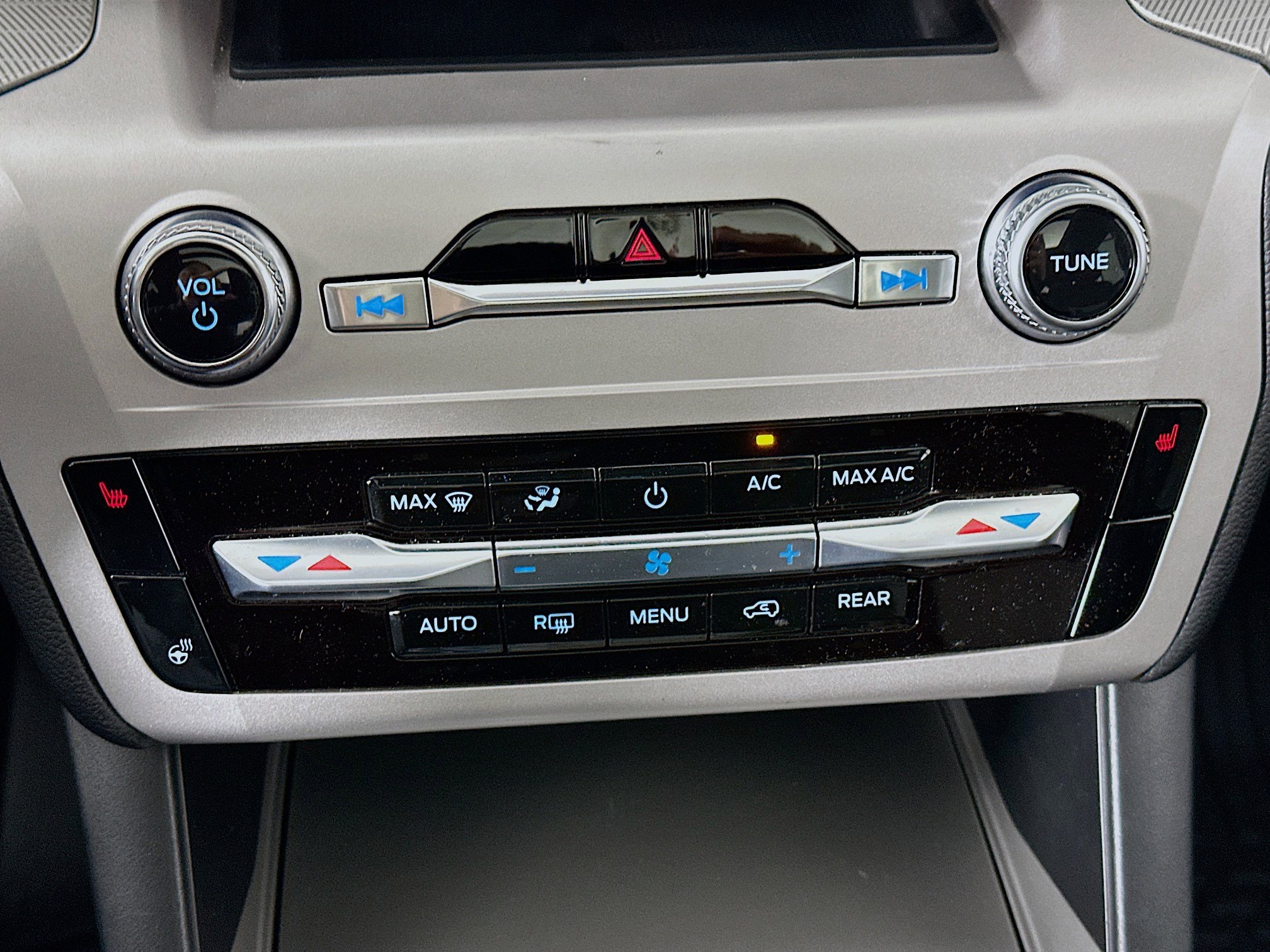 Used 2023 Ford Explorer XLT w/ Equipment Group 202A image 23