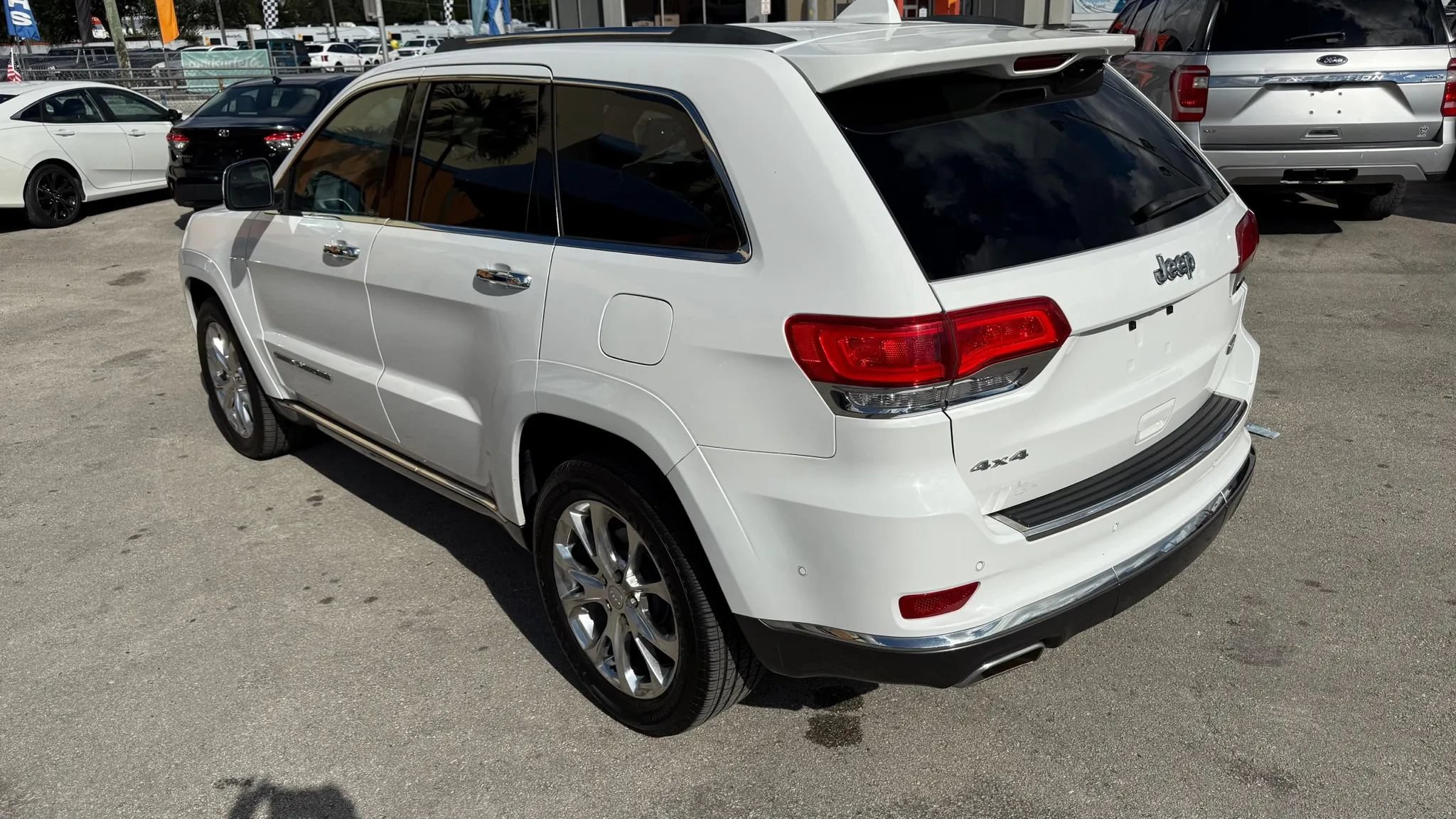 Used 2019 Jeep Grand Cherokee Summit AWD/4WD image 3