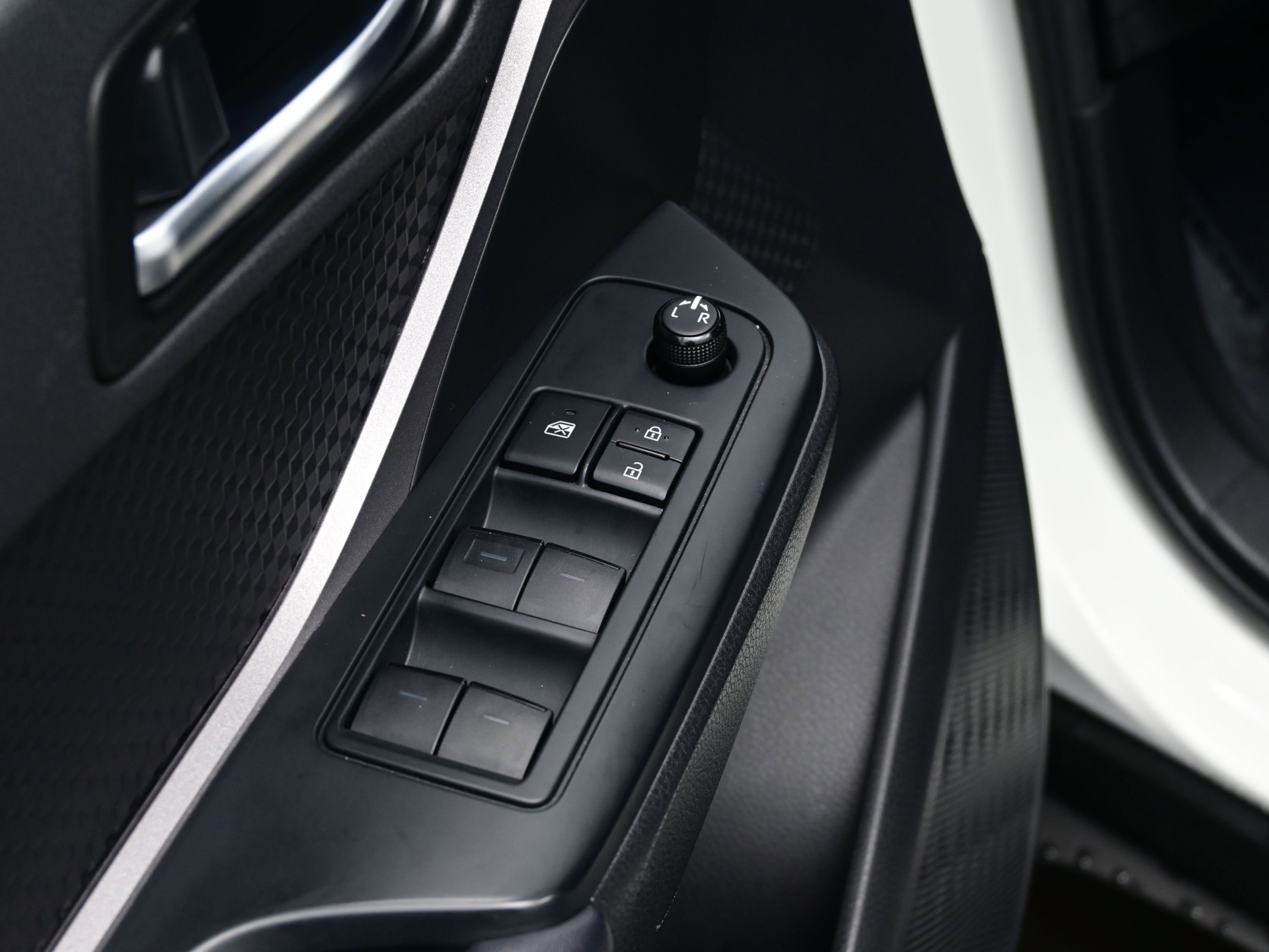 Used 2021 Toyota C-HR LE image 9