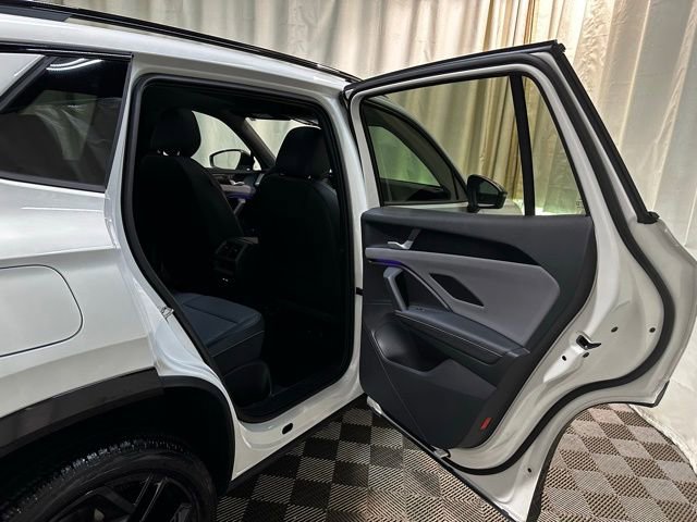 Certified 2025 Volkswagen Tiguan SE R-Line image 32