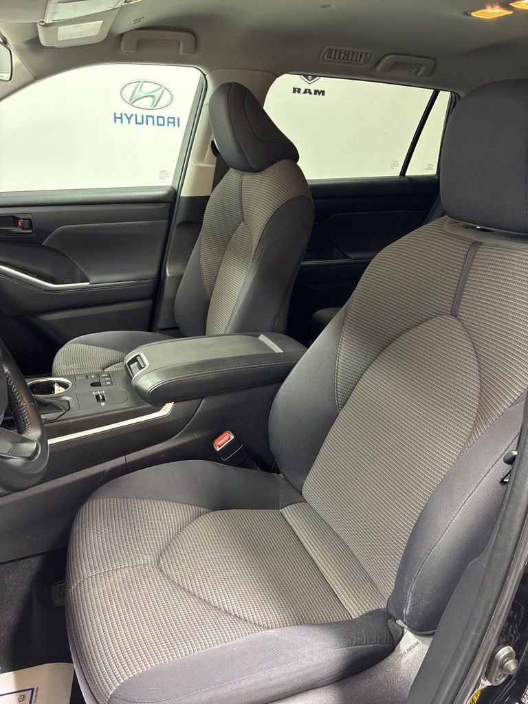 Used 2024 Toyota Highlander LE FWD image 10