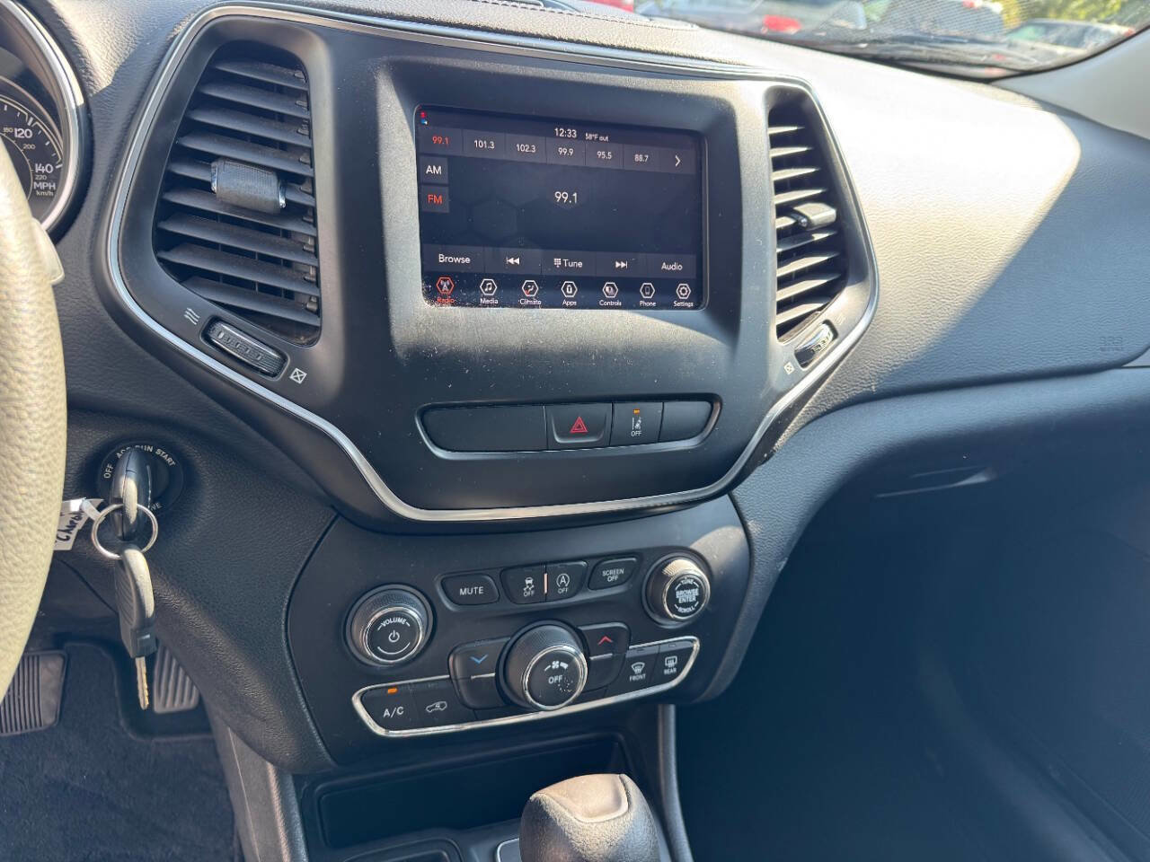 Used 2021 Jeep Cherokee Latitude image 4