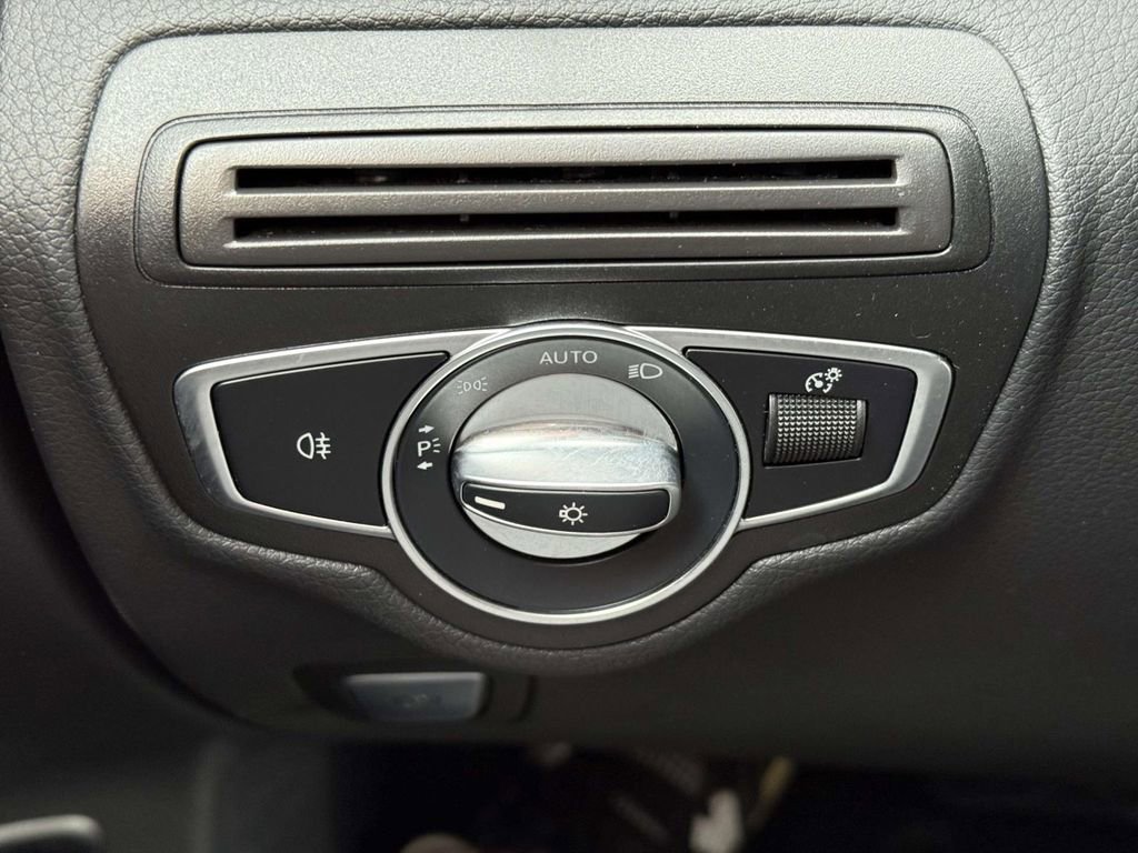 Used 2021 Mercedes-Benz GLC 300 4MATIC w/ Premium Package image 29