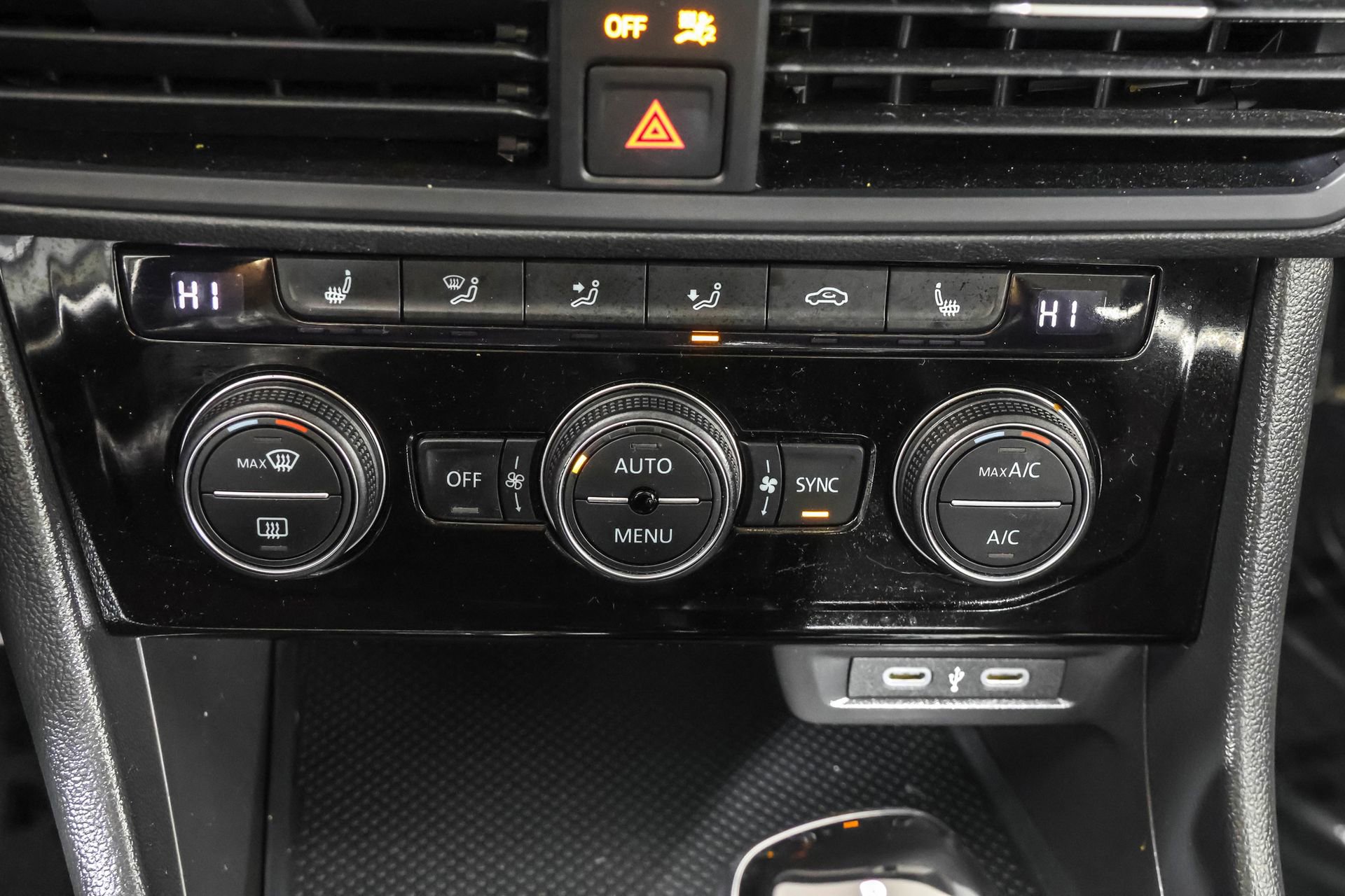 Used 2024 Volkswagen Jetta SE w/ Panoramic Sunroof Package image 30