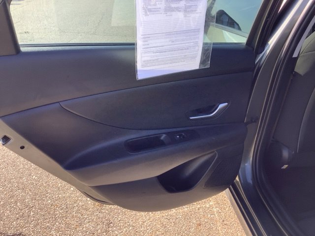 Certified 2024 Hyundai Elantra SE FWD image 17