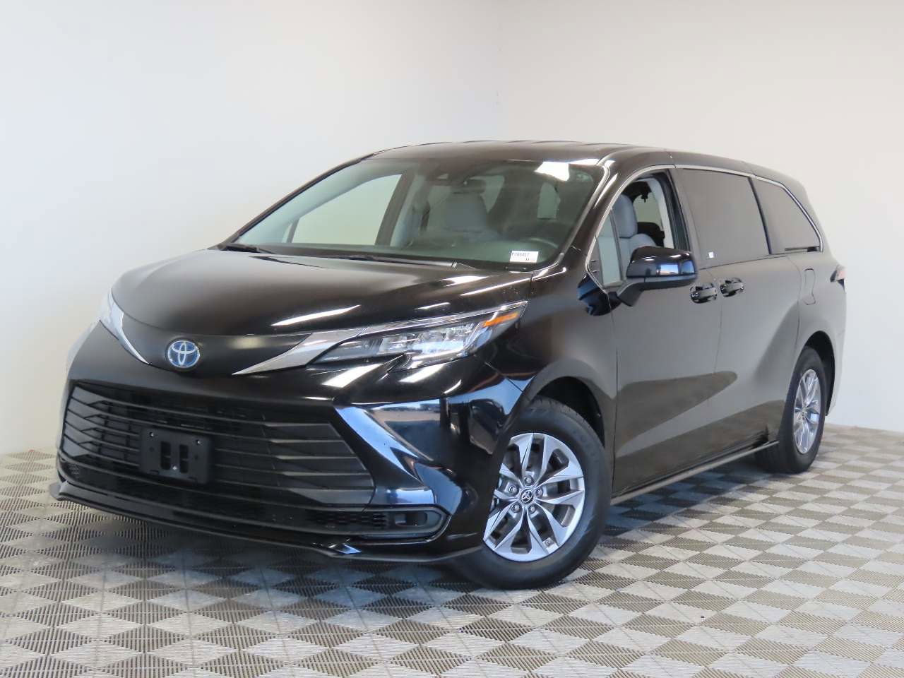 Used 2023 Toyota Sienna LE FWD image 1