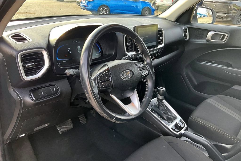 Used 2025 Hyundai Venue SEL image 11