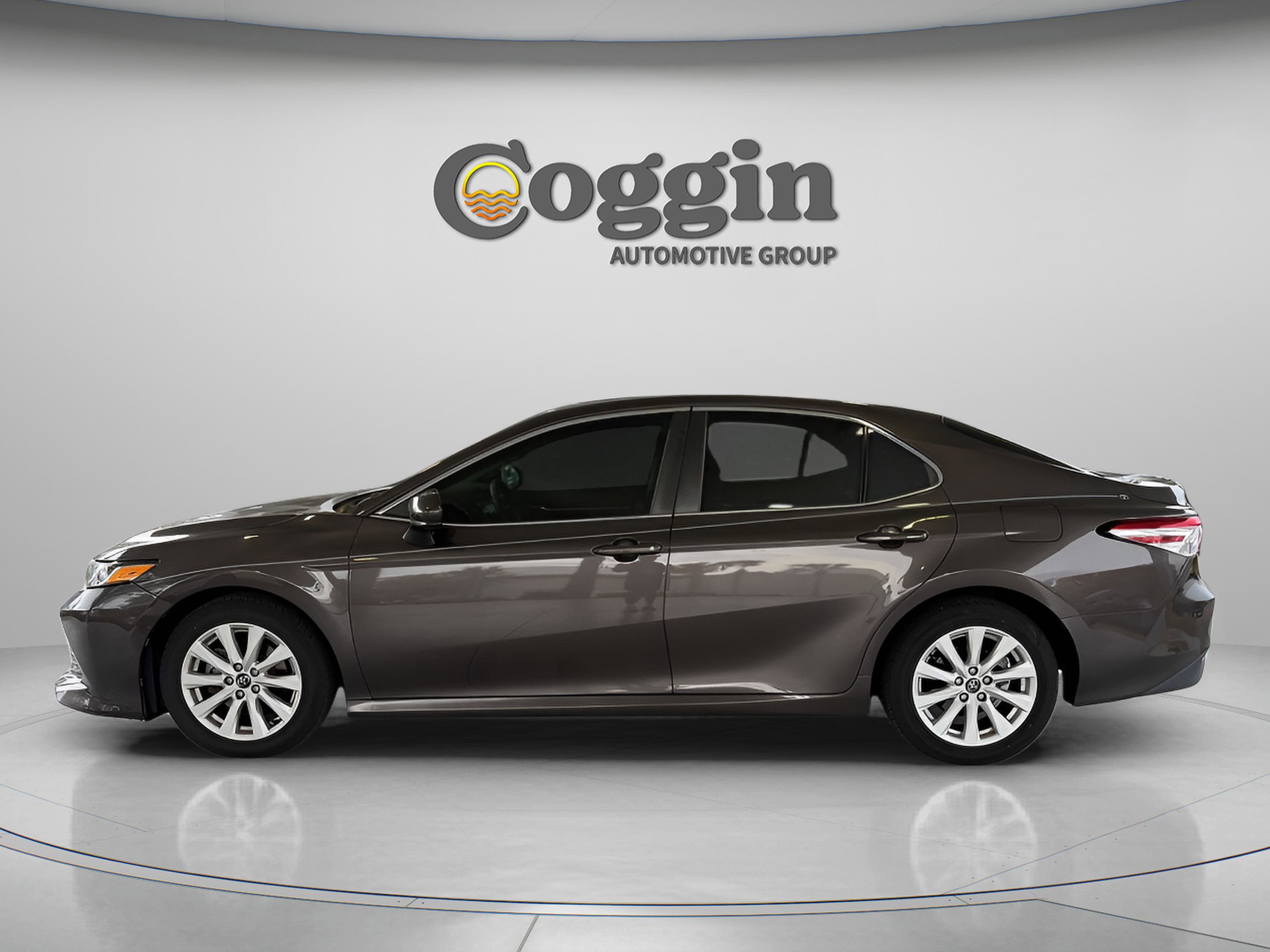 Used 2020 Toyota Camry LE image 3