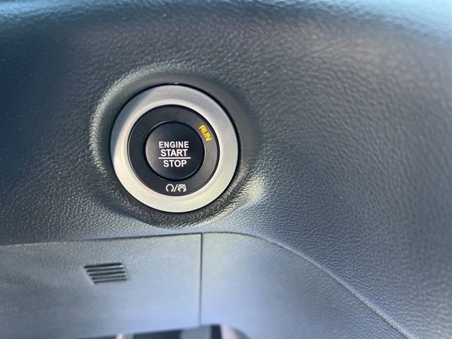Used 2025 Chrysler Pacifica Select image 17