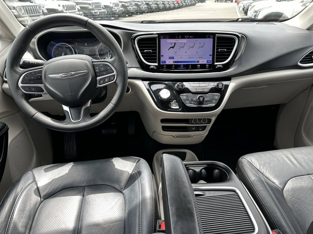 Used 2022 Chrysler Pacifica Touring-L FWD image 10
