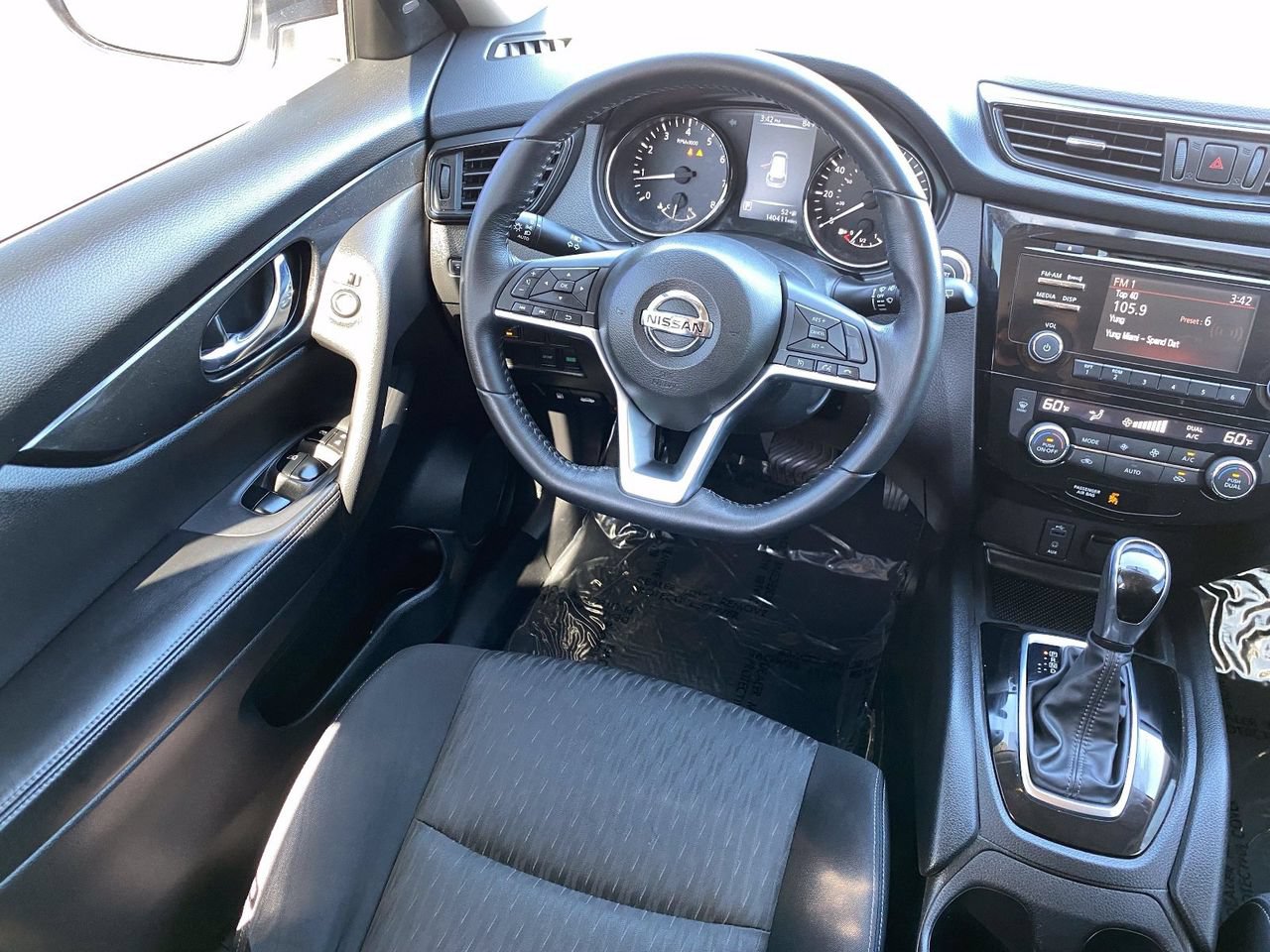 Used 2017 Nissan Rogue SV FWD image 16