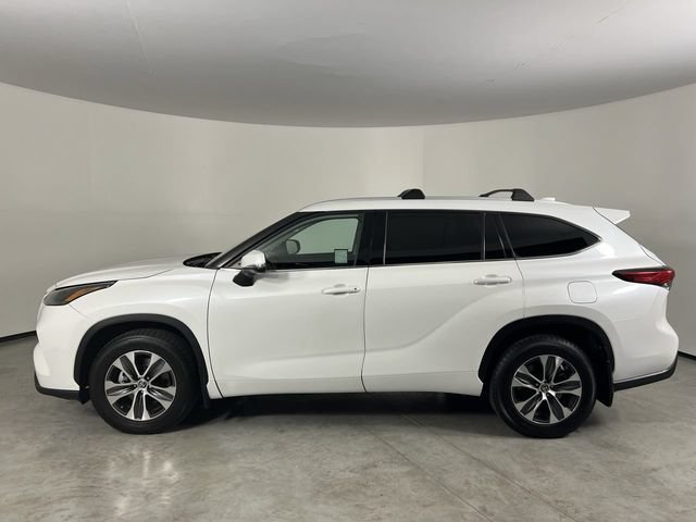 Used 2022 Toyota Highlander XLE AWD/4WD image 5