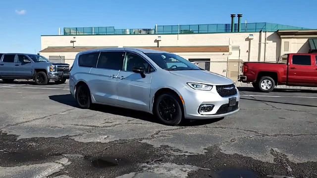 Used 2024 Chrysler Pacifica Touring-L FWD image 9