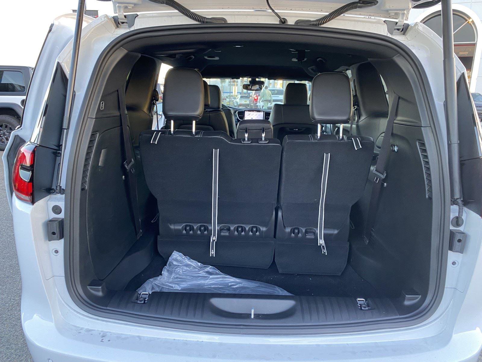 New 2026 Chrysler Pacifica Select FWD image 10