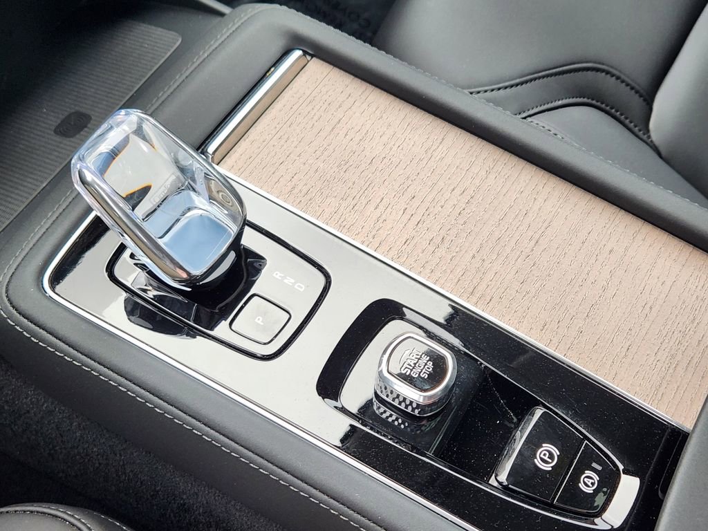 New 2025 Volvo XC90 B6 Core w/ Protection Package Premier image 17