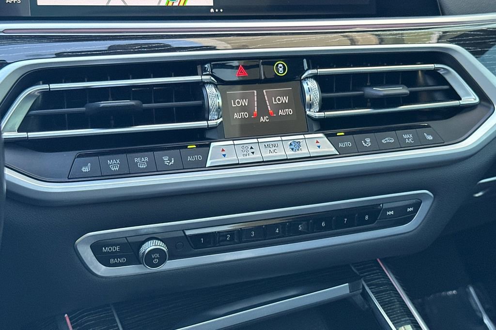 Used 2022 BMW X7 M50i image 23