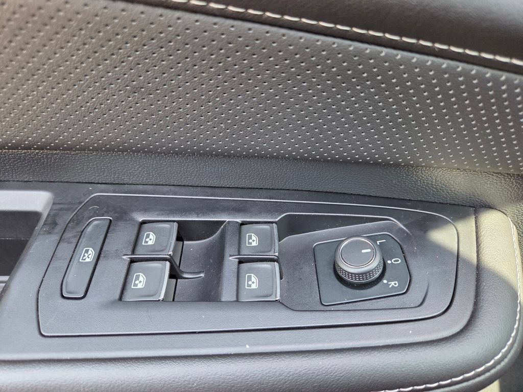 Certified 2025 Volkswagen Atlas SE FWD image 20