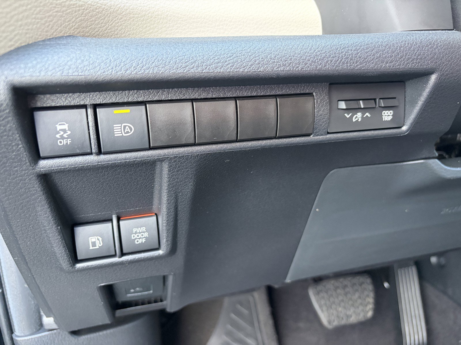 Used 2023 Toyota Sienna Limited FWD image 27