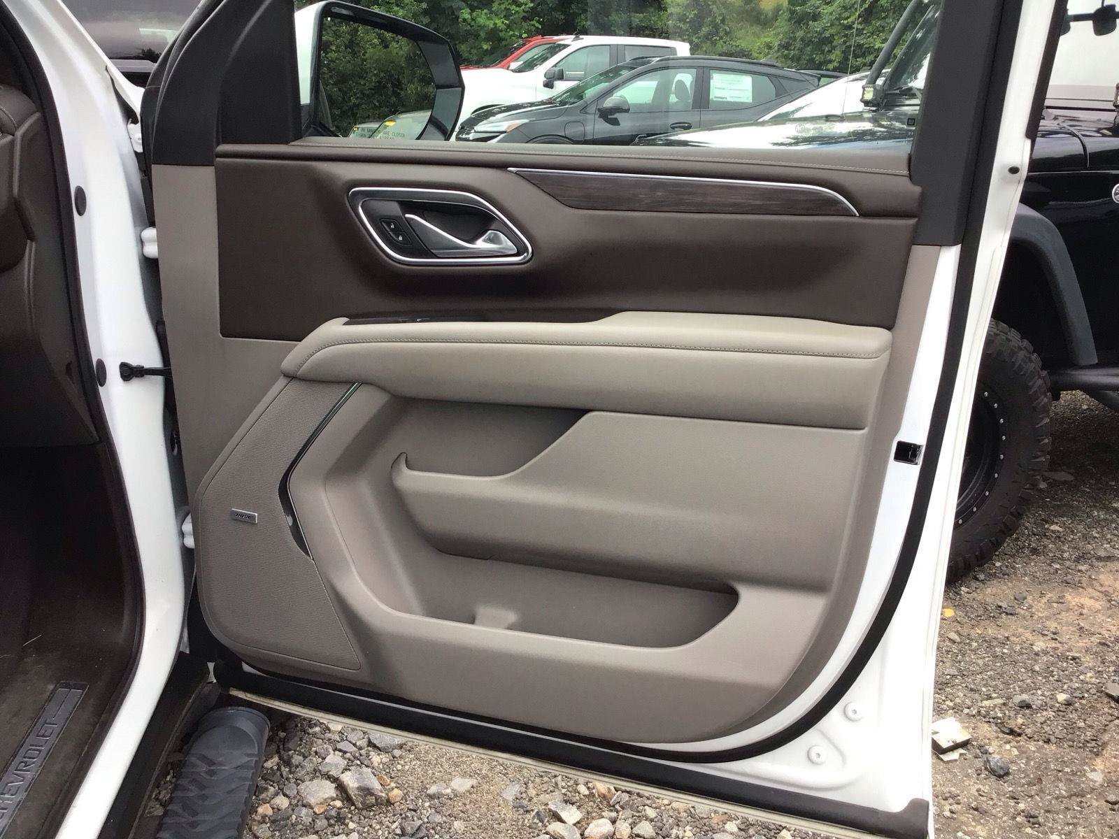 Used 2024 Chevrolet Suburban Z71 w/ Luxury Package AWD/4WD image 9