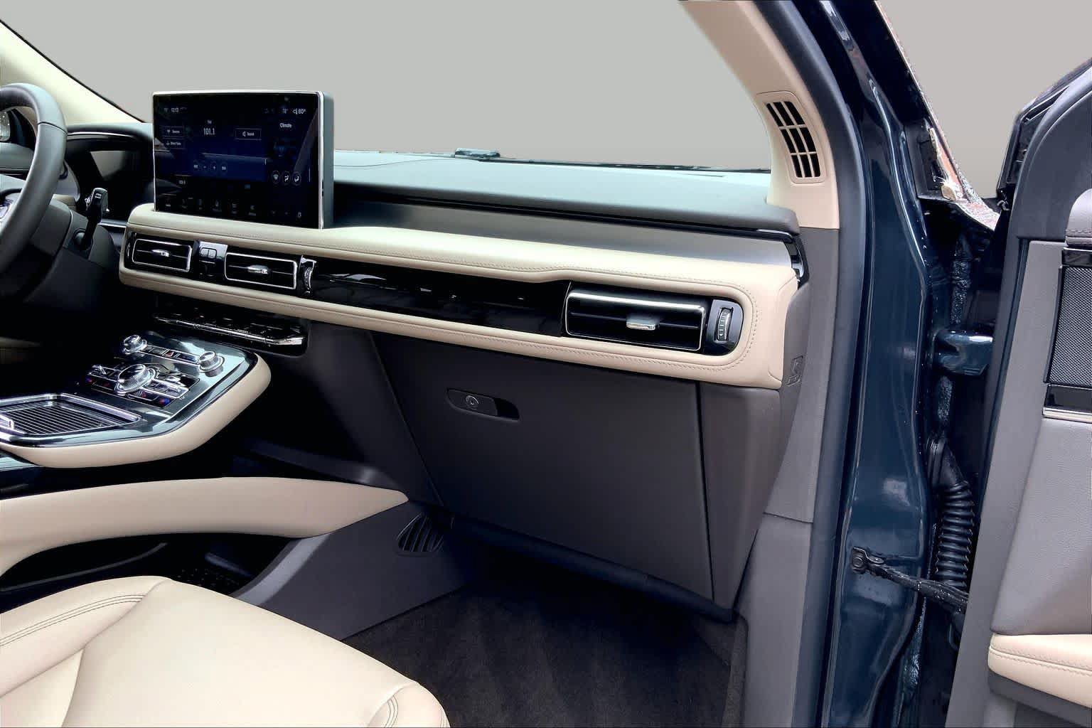 Used 2023 Lincoln Nautilus FWD w/ Premium Package image 17