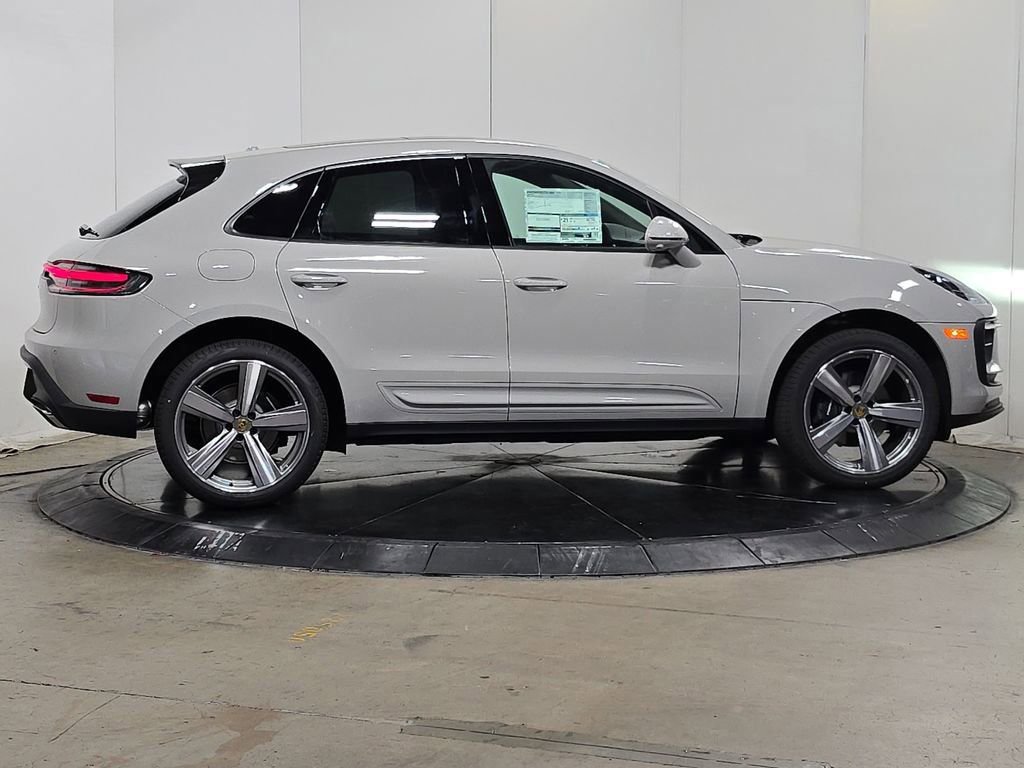 Used 2025 Porsche Macan image 6
