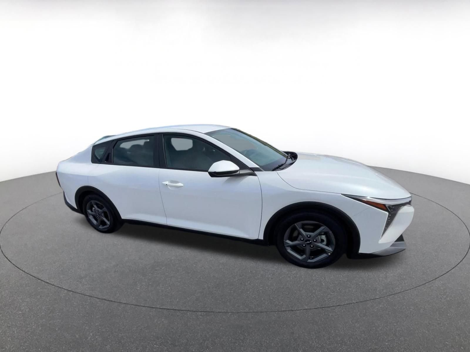 Used 2025 Kia K4 LXS image 2