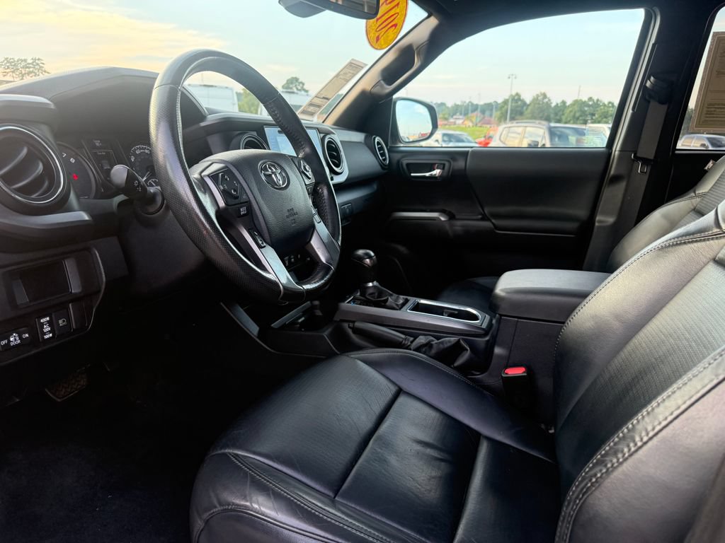 Used 2019 Toyota Tacoma TRD Sport w/ TRD Premium Sport Package AWD/4WD image 4