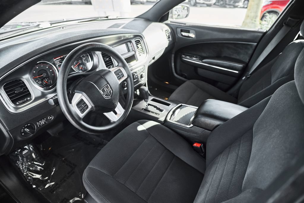 Used 2013 Dodge Charger SE RWD image 2