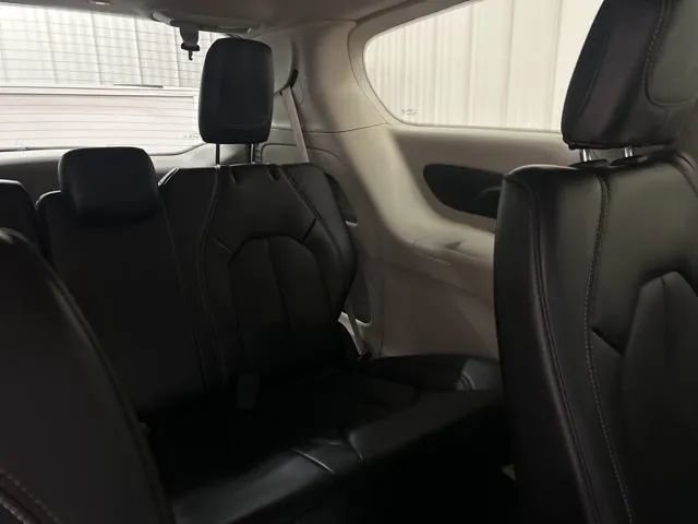 Used 2024 Chrysler Pacifica Touring-L image 23