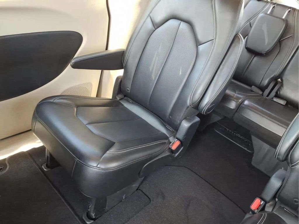Used 2023 Chrysler Pacifica Touring-L image 15