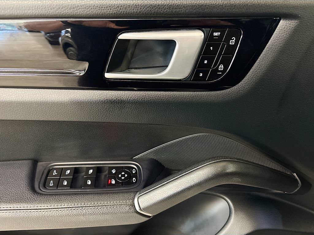 Used 2020 Porsche Cayenne AWD/4WD image 23