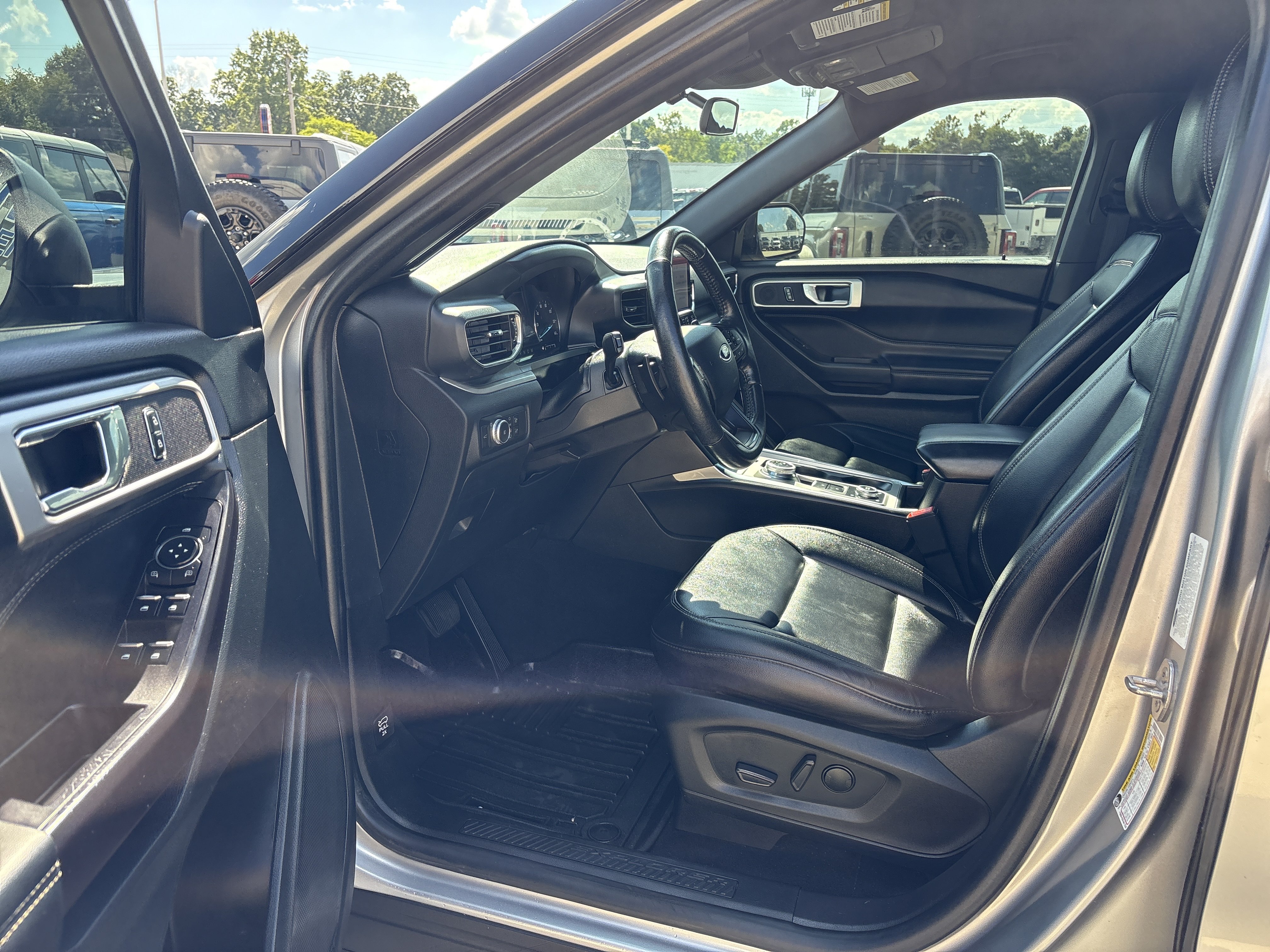 Used 2020 Ford Explorer XLT w/ Equipment Group 202A AWD/4WD image 13